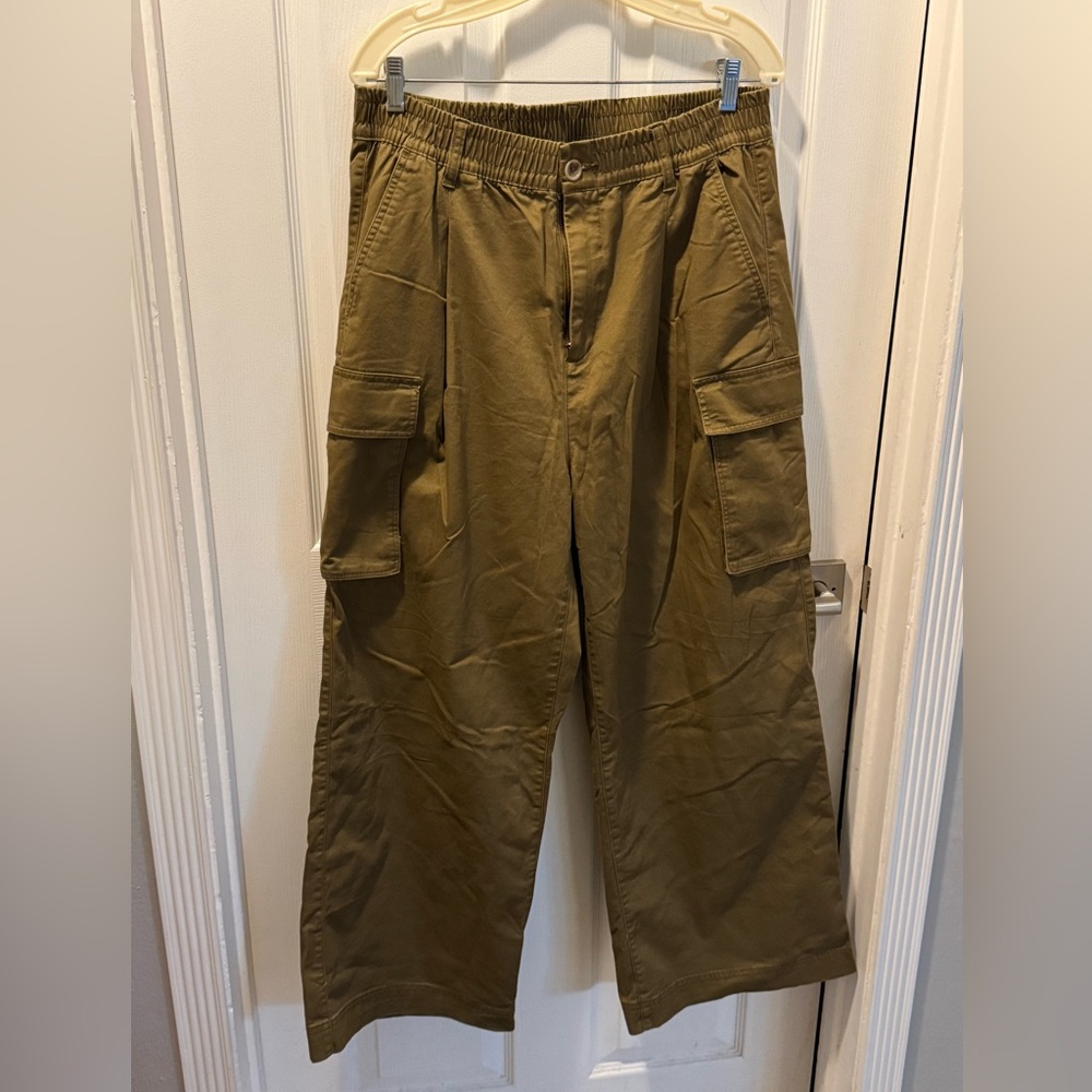 Old Navy Wide-leg Cargo Pants. Size 14.